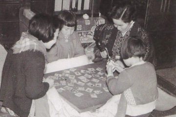 家族全員がこたつを囲む風景は、一家団欒の象徴