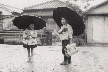 傘を持ってお迎え