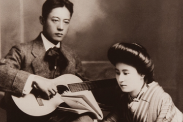 【萩原朔美のスマホ散歩】出色!没後80年・萩原朔太郎が蘇る、孫、曾孫のパフォーマンス記念写真