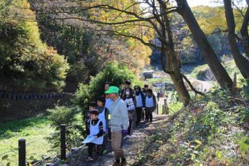 “こどもの笑顔をつくる子育てパートナー”を標榜する小田急電鉄のイベント第3弾、「小田急親子ゼミ〈自然編〉里山体験」開催