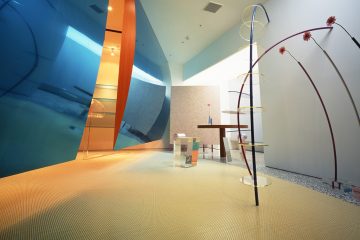 早逝のデザイナー、没後30年を超えて「倉俣史朗のデザイン─記憶のなかの小宇宙」