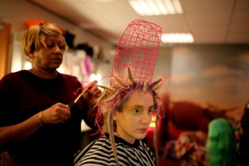 色彩美とスタイリッシュなワンショットで真相を追う英国発ゴシップ・ミステリー『メドゥーサ デラックス』