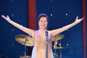 92歳の大村崑、映画『お終活 再春!人生ラプソディ』の舞台挨拶でスクワットありウォーキングありの〝人生百年時代〟を体現パフォーマンス!