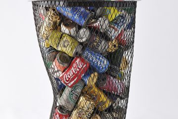 92歳の現代美術作家・三島喜美代の東京での初の個展が練馬区立美術館で開催! ハイライトは約1万個の耐火レンガ・ブロックを使った《20世紀の記憶》