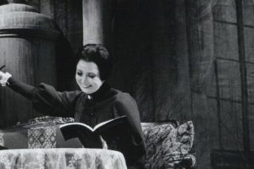 東宝映画『ゴジラ』のヒロインに抜擢され、その後俳優座に入団。華麗な容姿と清楚な佇まいで注目された河内桃子