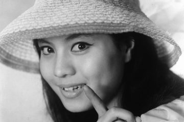 昭和39年、純愛ドラマの先駆けとなった東芝日曜劇場「愛と死をみつめて」のミコ役で、一躍ブラウン管のトップ・スターになった石井ふく子プロデューサーの秘蔵っ子 大空眞弓(女優)