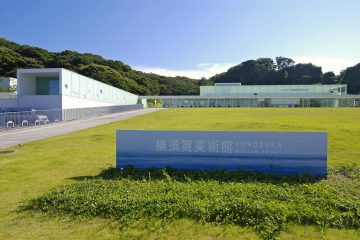 「建築とサインデザイン」を横須賀美術館の実例から考えるトークショー。第一線で活躍するグラフィックデザイナーの廣村正彰、色部義昭が登壇