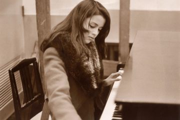 伝説の清純アイドル!岡田奈々の芸能生活50年を記念した秘蔵の写真集&プレミアムBOX発売等、長年のファン垂涎の企画がラインナップ