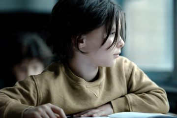 7才の少⼥の⽬線を通して描かれる学校というリアルな世界が問いかけてくるもの、ベルギー映画『Playgraund/校庭』