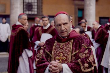 エドワード・ベルガー監督が映画化した『教皇選挙』は、バチカン宮殿内部の遮断された世界を存分に堪能させてくれる傑作だ! 3月20日ロードショー