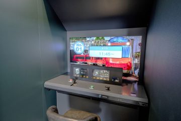 現役ロマンスカーの運転士も納得のリアルな視界映像や操作感!新規導入の「ロマンスカーシミュレーター Lite」は子どもから大人までご機嫌の運転体験