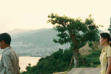 劇的な近代化の変貌を遂げていく中国に生きる男女の繰り返される出会いと別れ。現代中国を代表する映画監督・ジャ・ジャンクーの待望の新作『新世紀ロマンティクス』が問いかけてくるもの