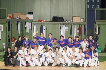 メジャーリーグを舞台に社会的マイノリティ問題に深く切り込んだ作品に、演出家・藤田俊太郎が2チームキャスト体制と装いも新たに取り組む意欲的な舞台。演劇界でもメジャーリーグが熱い！舞台『Take Me Out』2025