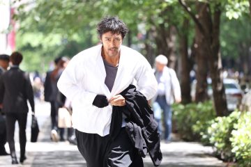 映画やテレビに引っ張りだこの阿部寛が、今度は天才ハッカーを演じる、映画『キャンドルスティック』―美しき男と女のスリリングなマネーゲームの先にあるもの