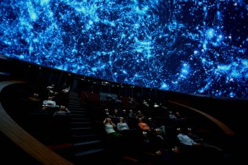 谷川俊太郎の手がけたプラネタリウム作品『夜はやさしい』 女優・麻生久美子の朗読で再上映される。〈日本科学未来館〉2026年4月6日迄延長