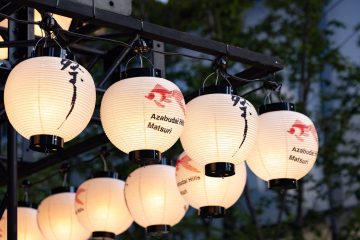 大都会のど真ん中〈麻布台ヒルズ〉と〈西久保八幡神社〉がタッグを組んだ納涼祭りは、今年も昔ながらの賑わいになる