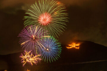 大正10年からつづく箱根の夏の風物詩「箱根強羅温泉大文字焼」と花火イベントをゆっくり楽しむ絶好ポイントは〈箱根強羅公園〉