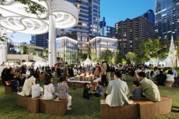 都心の中の触れ合いの場、〈麻布台ヒルズ〉中央広場が〝やきいも広場〟と化して秋の味覚が堪能できる―10月31日(金)~11月3日(月・祝)