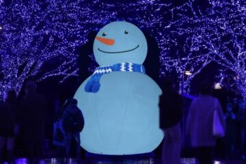 【冬のお出かけ情報】① 渋谷の公園通りが青一色に染まって、巨大なバルーン「青の洞窟 THE SNOWMAN」が幸福を運んでくれる!