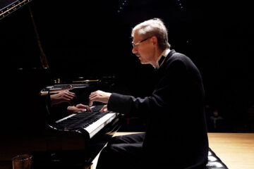 表舞台から姿を消した天才ピアニスト〈ブーニン〉復活までの至高のドキュメンタリー『ブーニン 天才ピアニストの沈黙と再生』