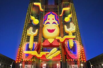 夜の都庁をキャンバスにした光と音に圧倒される!東京観光を創出するプロジェクションマッピング、2月からのテーマは『東京変容紀』